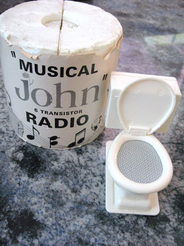 toilet-seat-radio