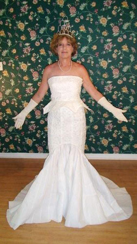 toilet-wedding-dress-terrri-fnt toilet-wedding-dress-terrri-fnt