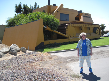 IMG-bulldozer-building_5071