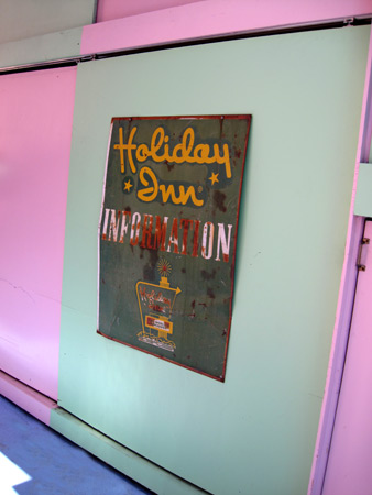 holiday-inn-sign_4692